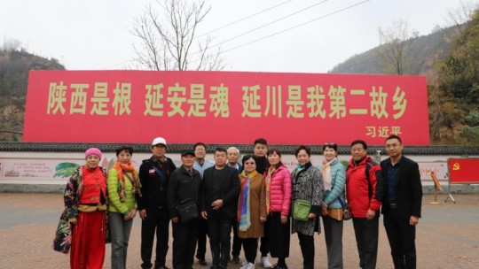 CCTⅤ欄目運(yùn)營總監(jiān)劉嘉有，帶隊(duì)紅色經(jīng)典輕騎兵藝術(shù)團(tuán)延安行