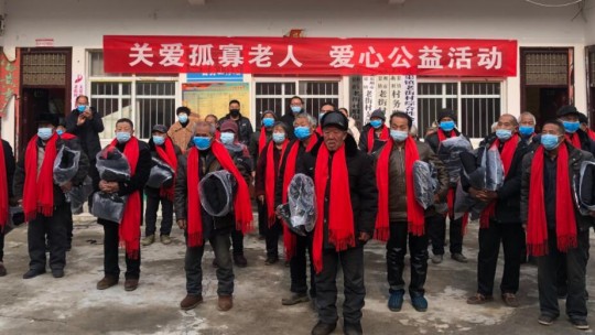 正念正心宗教學(xué)研究院執(zhí)行院長張磊為家鄉(xiāng)孤寡老人捐贈衣物生活物品