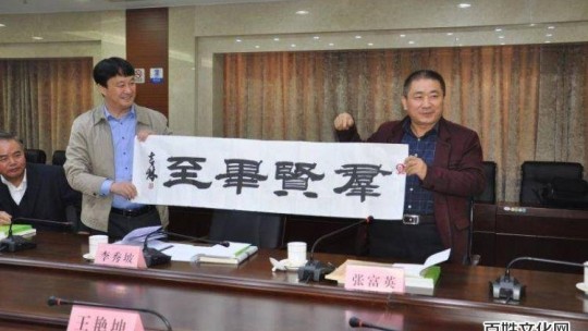 《作家報(bào)》總編張富英向家鄉(xiāng)陽信捐贈文學(xué)書籍