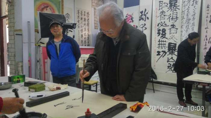 安陽市文聯(lián)主席、書協(xié)主席李建學(xué)、代表書協(xié)親切慰問老藝術(shù)家