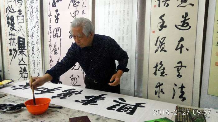 安陽市文聯(lián)主席、書協(xié)主席李建學(xué)、代表書協(xié)親切慰問老藝術(shù)家