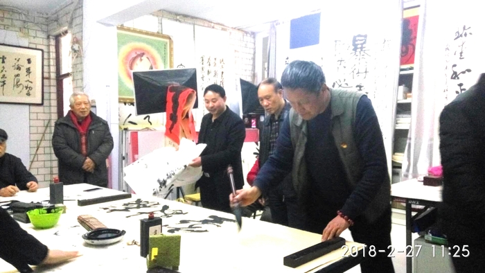 安陽市文聯(lián)主席、書協(xié)主席李建學(xué)、代表書協(xié)親切慰問老藝術(shù)家