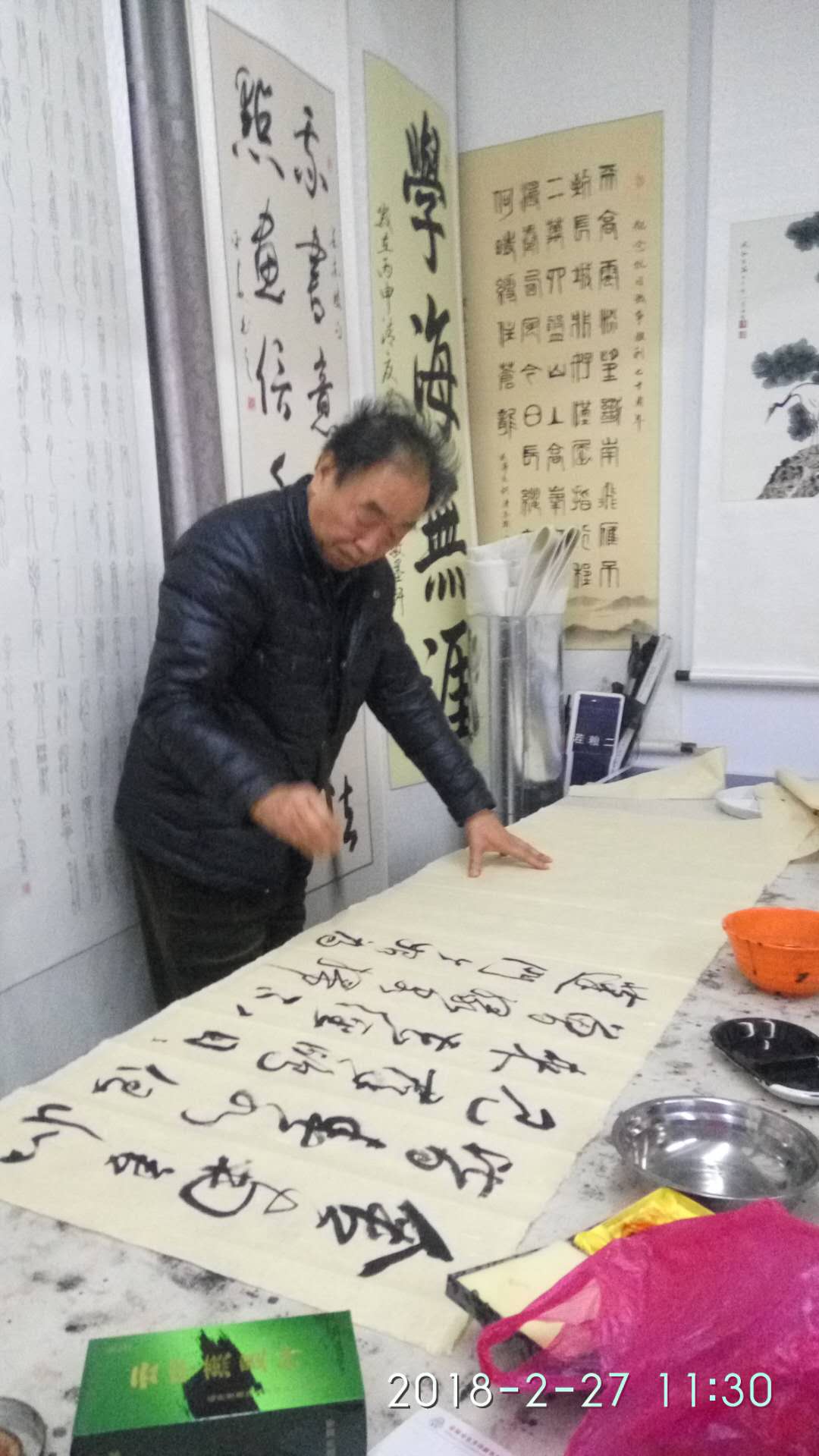 安陽市文聯(lián)主席、書協(xié)主席李建學(xué)、代表書協(xié)親切慰問老藝術(shù)家