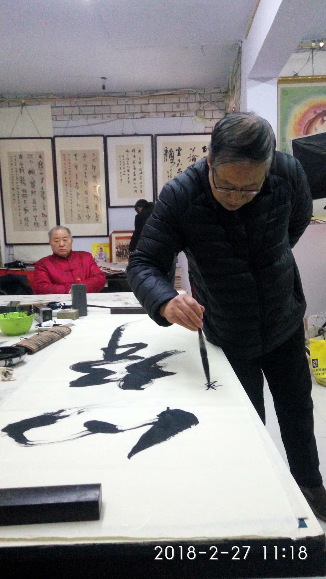 安陽市文聯(lián)主席、書協(xié)主席李建學(xué)、代表書協(xié)親切慰問老藝術(shù)家