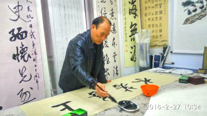 安陽市文聯(lián)主席、書協(xié)主席李建學(xué)、代表書協(xié)親切慰問老藝術(shù)家