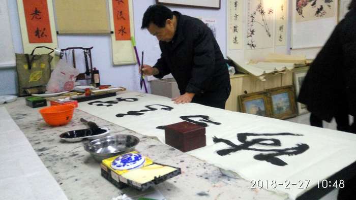 安陽市文聯(lián)主席、書協(xié)主席李建學(xué)、代表書協(xié)親切慰問老藝術(shù)家
