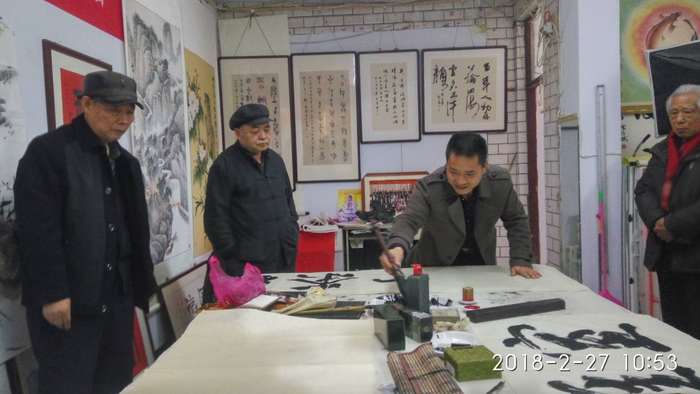 安陽市文聯(lián)主席、書協(xié)主席李建學(xué)、代表書協(xié)親切慰問老藝術(shù)家