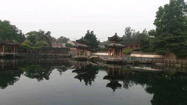 安陽(yáng)書法名家劉安慶和著名攝影家、書法家李廣慶到珍珠泉開展書法交流活動(dòng)