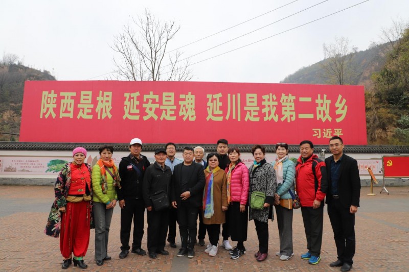 CCTⅤ欄目運(yùn)營總監(jiān)劉嘉有，帶隊(duì)紅色經(jīng)典輕騎兵藝術(shù)團(tuán)延安行