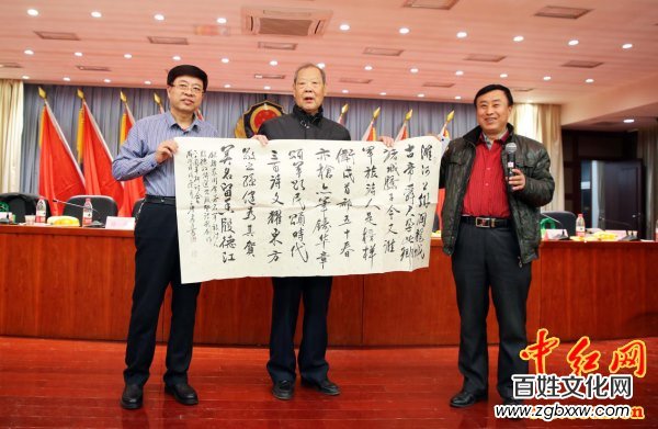 著名軍旅詩(shī)人殷德江詩(shī)歌創(chuàng)作60年作品研討會(huì)在京召開——德性光耀大地昭齊魯子弟文品，江河情激浪花揚(yáng)軍旅老兵詩(shī)才（組圖）