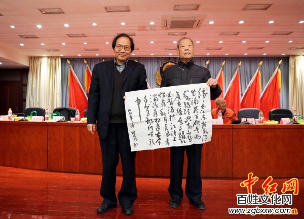 著名軍旅詩(shī)人殷德江詩(shī)歌創(chuàng)作60年作品研討會(huì)在京召開——德性光耀大地昭齊魯子弟文品，江河情激浪花揚(yáng)軍旅老兵詩(shī)才（組圖）
