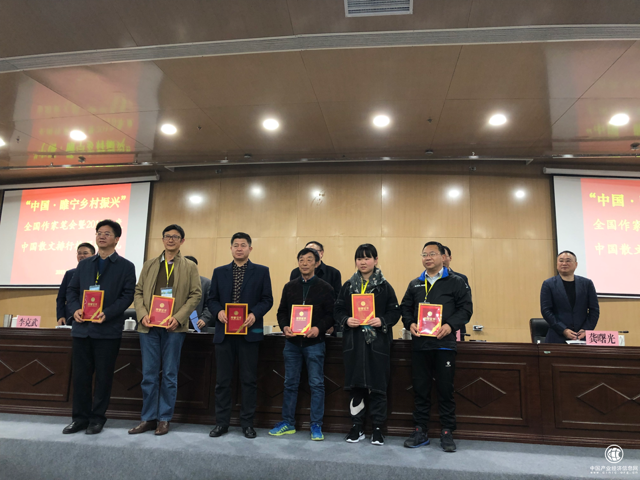 “中國(guó)·睢寧鄉(xiāng)村振興”全國(guó)作家筆會(huì)暨2018年度中國(guó)散文排行榜頒獎(jiǎng)會(huì)召開(kāi)