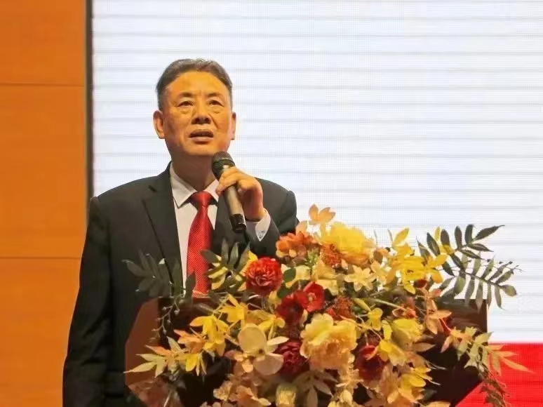 柴時(shí)鐘：校長教育思想對(duì)學(xué)校的發(fā)展至關(guān)重要