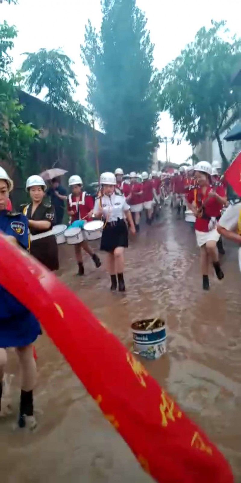 暴風驟雨中彰顯敬業(yè)精神