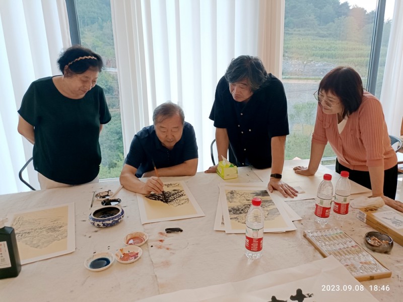 中華靳氏部分書畫名家南太行寫生創(chuàng)作暨第四屆藝術研討會在王莽嶺三寶山莊舉行