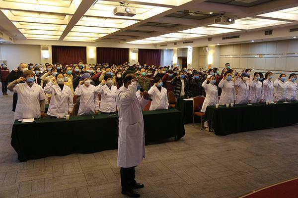 1月27日，在武漢市蔡甸區(qū)執(zhí)行新型冠狀病毒肺炎疫情援助任務(wù)的遼寧省醫(yī)療隊(duì)，成立臨時(shí)黨支部，全體醫(yī)護(hù)人員向黨旗鄭重宣誓，堅(jiān)決打贏新冠肺炎疫情防控阻擊戰(zhàn)。