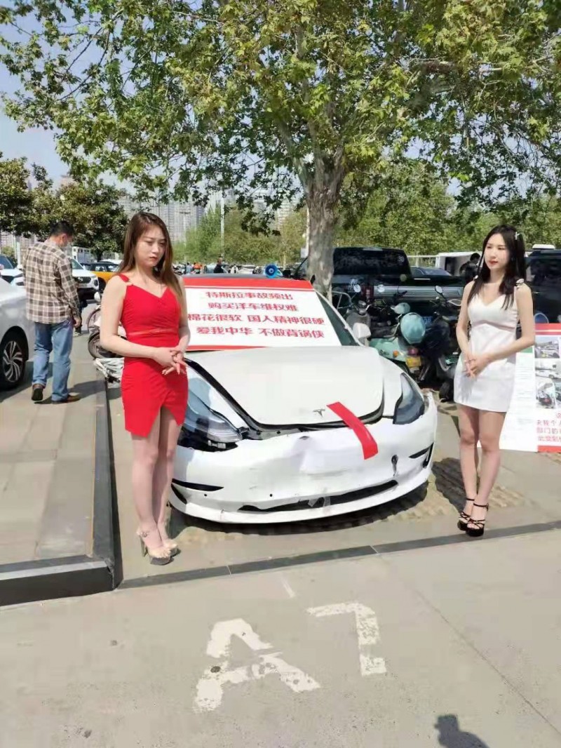 安陽特斯拉車頂維權(quán)女孩質(zhì)疑剎車失靈 鄭州車展現(xiàn)場展示事故車維權(quán)